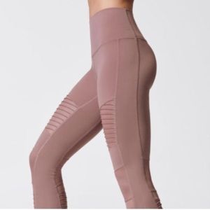 Alo yoga Seamless High-Waisted Motto Legging with Ribbed Texture in Smoky Quartz